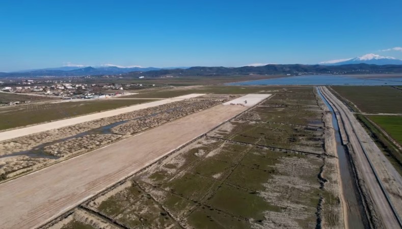 Beteja për aeroportin e Vlorës  Punëtorët e Pacollit kërkojnë ndërhyrje urgjente nga Ministria e Infrastrukturës 