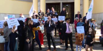 “Jeta e punëtorit, jo kosto biznesi!” Protesta në Tiranë, qytetarët kërkojnë më shumë siguri dhe të drejta në punë