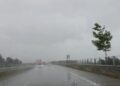 Mot i keq përfshin autostradën Fier-Vlorë, autoritetet u bëjnë apel shoferëve për kujdes të shtuar