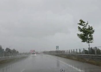 Mot i keq përfshin autostradën Fier-Vlorë, autoritetet u bëjnë apel shoferëve për kujdes të shtuar