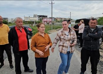 “Më dolën përpara me çekiç”. Banorët e Arapajt protestojnë kundër familjes problematike: I kemi denoncuar 5 herë!