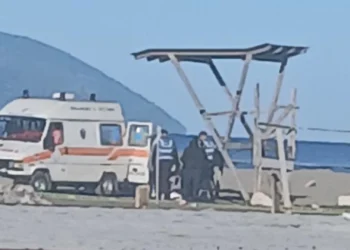 Gjendet i pajetë një person në një prej kullave të vrojtimit në plazhin e vjetër të Vlorës, dyshimet e para