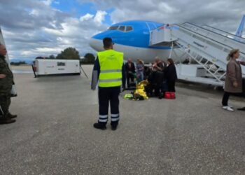 Incident i rëndë në Greqi/ Rrëzohet shkalla lëvizëze e avionit, dëmtohen gazetarët dhe fotografët