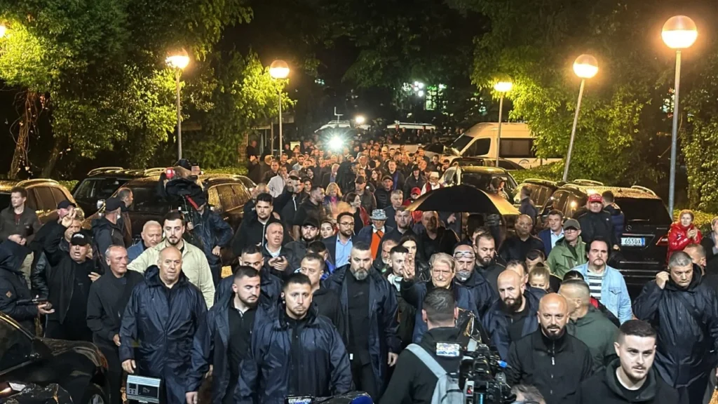 Mbyllet protesta e PD-së! Nga hedhja e molotovëve, te shpërndarja me ujë dhe spraj, 90 minuta tension e  përplasje me policinë