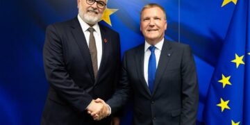 “Bashkë drejt finishit”, Gogu me Komisionerin McGrath: Vettingu u mbyll me sukses, fokus ulja e stokut në gjykata