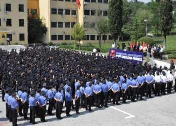 Helmimi i 40 studentëve të Akademisë së Sigurisë, pranga teknologut dhe kuzhinierit