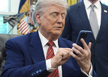 Celulari i Trump mund të mos prodhohet kurrë! Rreth 600 mijë klientë në panik. Paguan nga 100$ depozita dhe…