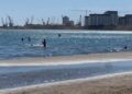 Fluks pushuesish në plazhin e Durrësit! Turistët e huaj shprehen të kënaqur nga kushtet