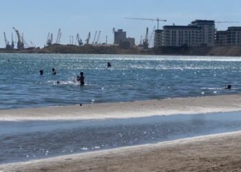 Fluks pushuesish në plazhin e Durrësit! Turistët e huaj shprehen të kënaqur nga kushtet