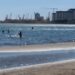 Fluks pushuesish në plazhin e Durrësit! Turistët e huaj shprehen të kënaqur nga kushtet