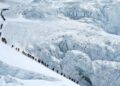 Rekord në malin Everest, 274 alpinistë ngjiten në majë brenda një dite