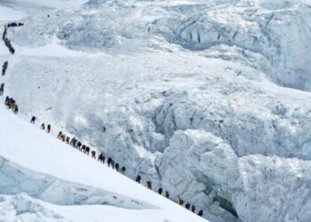 Rekord në malin Everest, 274 alpinistë ngjiten në majë brenda një dite