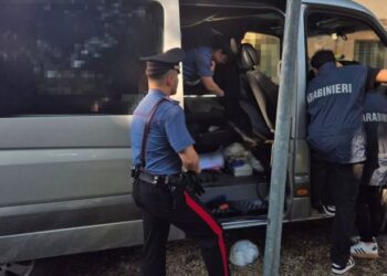 Zjarr në Rrugën e Kavajës, përfshihet nga flakët tarraca e një dyqani