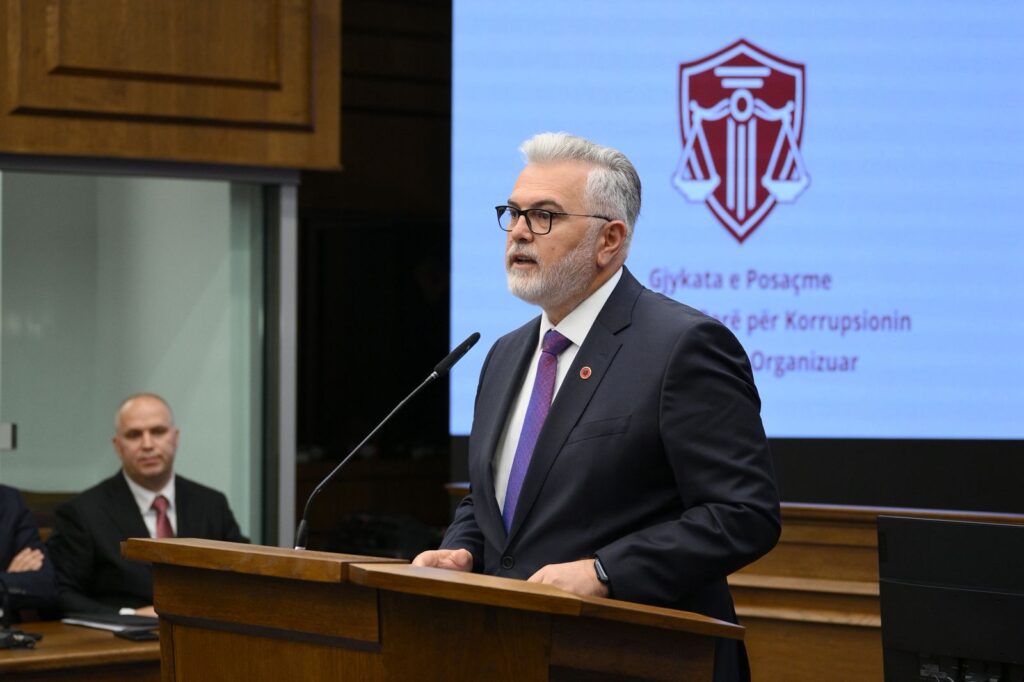 Ministri i Drejtësisë kundër “kafazit” në sallat e gjyqeve: Prek prezumimin e pafajësisë dhe dinjitetin njerëzor
