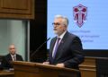 Ministri i Drejtësisë kundër “kafazit” në sallat e gjyqeve: Prek prezumimin e pafajësisë dhe dinjitetin njerëzor