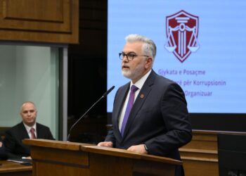 Ministri i Drejtësisë kundër “kafazit” në sallat e gjyqeve: Prek prezumimin e pafajësisë dhe dinjitetin njerëzor