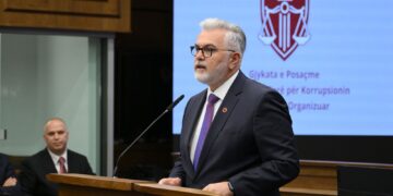 Ministri i Drejtësisë kundër “kafazit” në sallat e gjyqeve: Prek prezumimin e pafajësisë dhe dinjitetin njerëzor