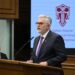 Ministri i Drejtësisë kundër “kafazit” në sallat e gjyqeve: Prek prezumimin e pafajësisë dhe dinjitetin njerëzor