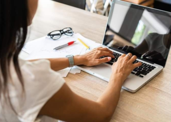 Nga pandemia te rënia, pse shqiptarët po tërhiqen nga platformat online të punës