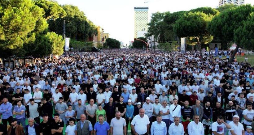 Festohet Kurban Bajrami  mijëra besimtarë falin Namazin tek  Dëshmorët e Kombit 