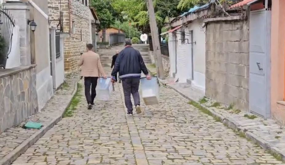 Bllokohet votimi për kreun e PD së në Korçë  komisionerët marrin kutitë dhe largohen