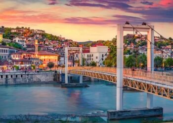 “Times Kuwait”: Shqipëria po kthehet në destinacionin tërheqës për turistët dhe investitorët nga Gjiri