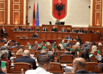 Demokratët e pritën tërë ditën, Rama shkoi pas mesnate në Kuvend. Miratohet akti normativ për uljen e akcizës