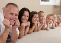 Taksat mbi pagat në Evropë, sa u mbetet në xhep beqarëve dhe sa kursejnë familjet me fëmijë?