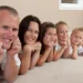 Taksat mbi pagat në Evropë, sa u mbetet në xhep beqarëve dhe sa kursejnë familjet me fëmijë?