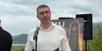 Kryeministri i Maqedonisë së Veriut nderon heronjtë e Luftës së Dytë Botërore në Pustec