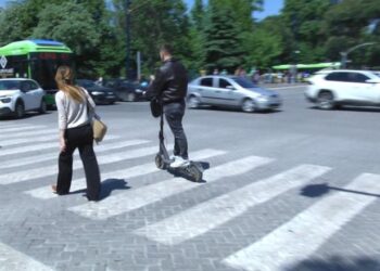 Urdhri i ndalimit në letër, monopatinat ‘pushtojnë’ rrugët e Tiranës! Ekspertët: Të përfshihen në Kodin Rrugor