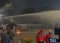 Përplasje të forta në tubim, protestuesit gjuajnë me gurë drejt kordonit të policisë