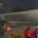 Përplasje të forta në tubim, protestuesit gjuajnë me gurë drejt kordonit të policisë