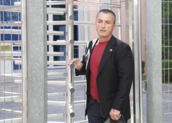 Rreth dy orë në ambientet e prokurorisë, Tërmet Peçi del nga SPAK, gazetarët e pyesin për përplasjen me Ramën