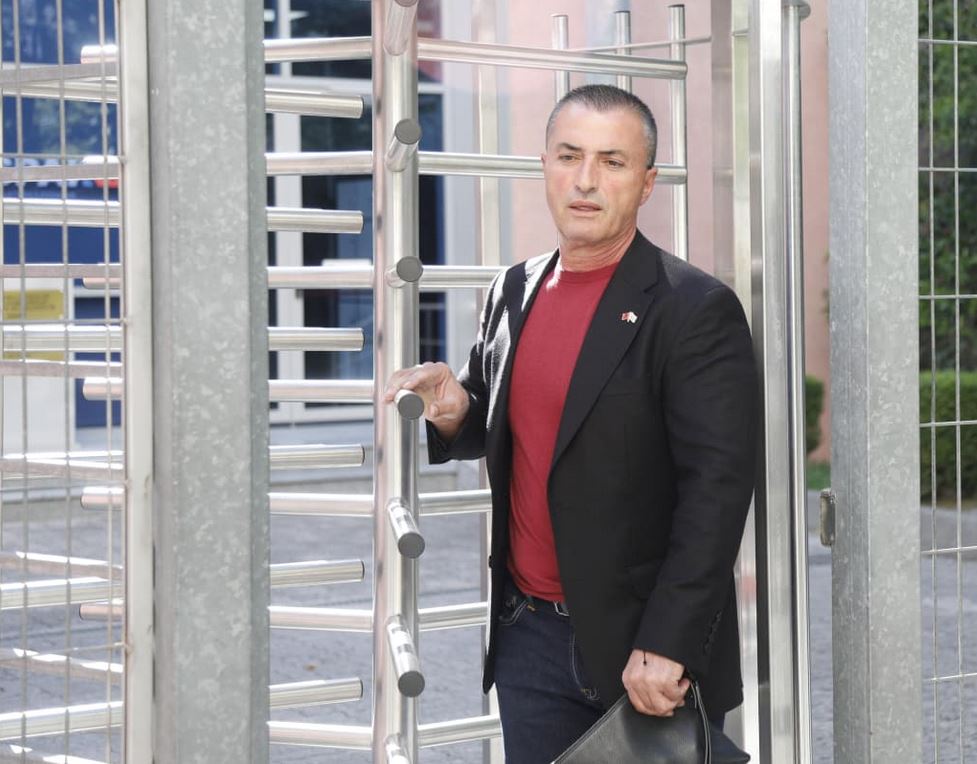 Rreth dy orë në ambientet e prokurorisë  Tërmet Peçi del nga SPAK  gazetarët e pyesin për përplasjen me Ramën