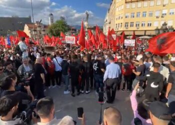“Shqiptaria është me Shkupin”, studentët në Tiranë protestë më 26 maj