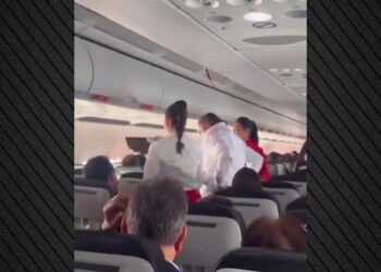 VIDEO/ Panik në ajër, pasagjerët qajnë dhe luten pas dy uljeve të dështuara të avionit