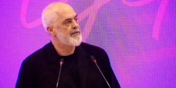 Rama kujton Nanon nga takimi me socialistët në Dibër: Ata që e akuzonin për lidhje me Beogradin, furnizonin Millosheviçin me naftë