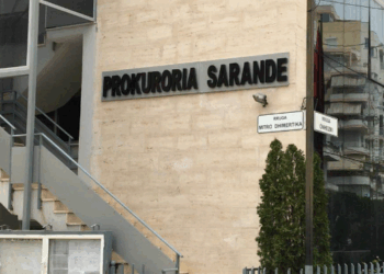 Mashtronte qytetarët me SMS, Prokuroria e Sarandës kërkon arrest me burg për francezin