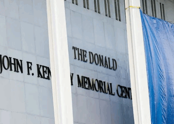 Gjykata urdhëron heqjen e emrit të Trump nga Qendra Kennedy
