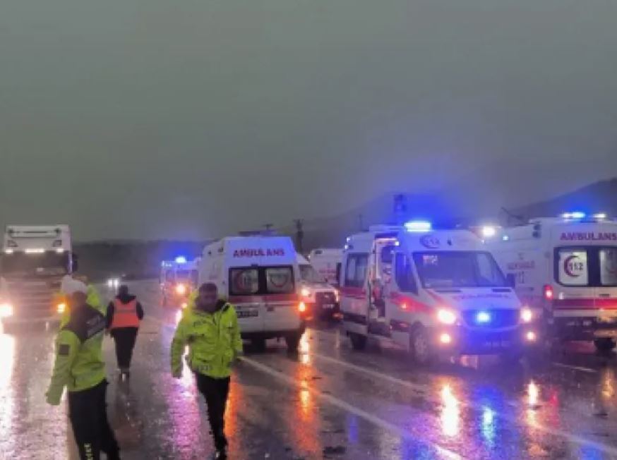 Turqi  Përmbyset autobusi  humbin jetën katër persona  plagosen dhjetëra të tjerë