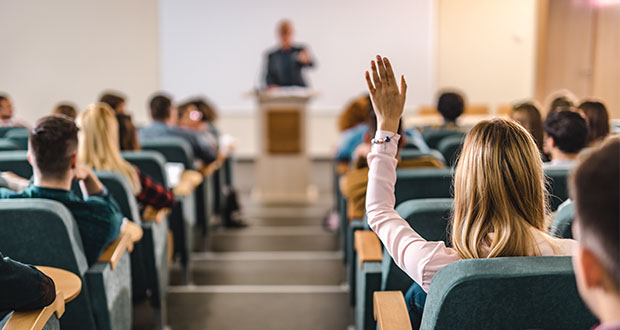 Raporti  Studentët shqiptarë po largohen për studime jashtë me ritmin më të lartë në rajon