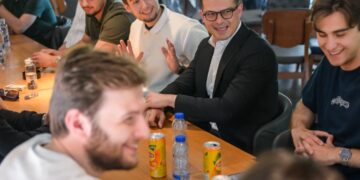 Vengu takon studentët shqiptarë në Tetovë, mbështet protestat për provimet në gjuhën shqipe