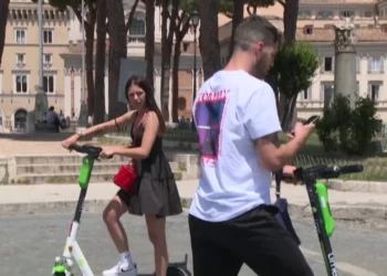 Italia me rregull të ri! Nga nesër skuterët elektrikë me targë, kush nuk e vendos merr gjobë 400 euro