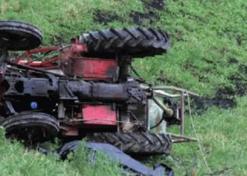 Tragjedi në Divjakë, 57-vjeçari humb jetën pasi përmbyset zetori në arë
