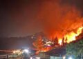 Zjarri në Radhimë të Vlorës, flakët marrin përmasa të mëdha, rrezikohen 4 hotele