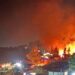 Zjarri në Radhimë të Vlorës, flakët marrin përmasa të mëdha, rrezikohen 4 hotele