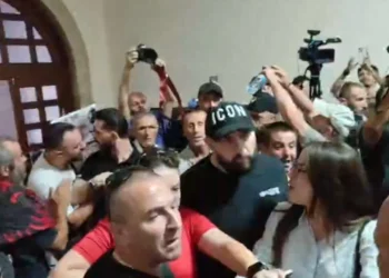 Studentët kërkojnë të marrin sërish banderolën/ Përplasje fizike mes protestuesve dhe rojeve të universitetit te ‘Politekniku’