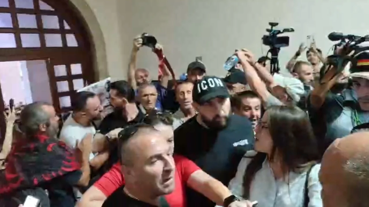 Studentët kërkojnë të marrin sërish banderolën  Përplasje fizike mes protestuesve dhe rojeve të universitetit te  Politekniku 