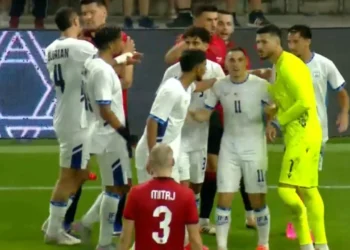 VIDEO/ Autori i golit provokon tifozët shqiptarë, çfarë ndodhi në ndeshjen Shqipëri-Izrael